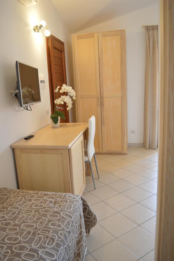 Guest Rooms Affittacamere San Teodoro  Εξωτερικό φωτογραφία